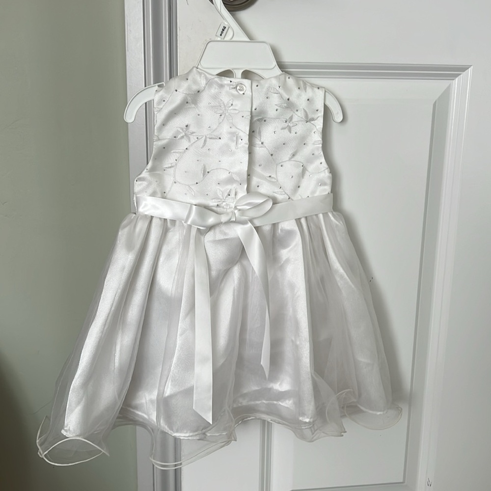 Beautiful white dress perfect for special occasion - Picture 4 of 5